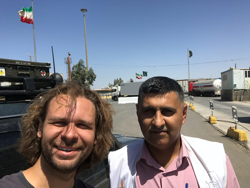 Ein Selfie von Hamid, dem King of the Border und dem Overlander theroadtrotter