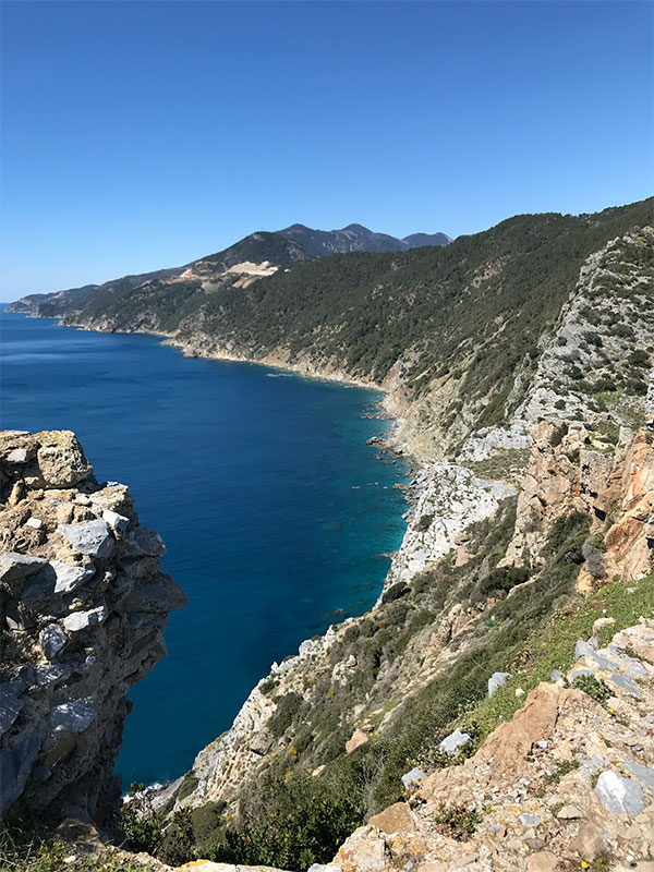 Ausblick vom Kap Anamur auf Felsen der Küste.
