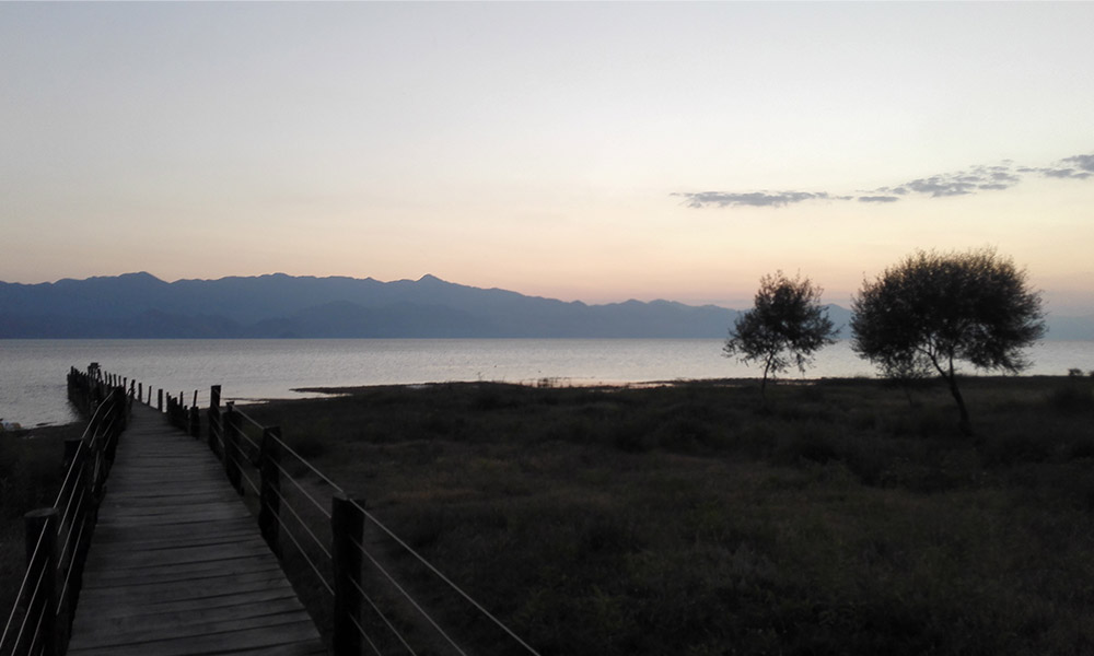 Sonnenuntergang über dem Skutarisee. Gesehen vom Steg des Lake Shkodra Resorts.
