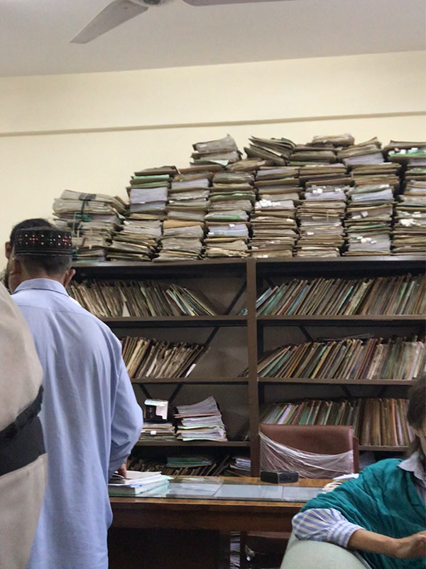 Offene Dokumente-Stapel in den Schränken des NOC-Büros in Quetta