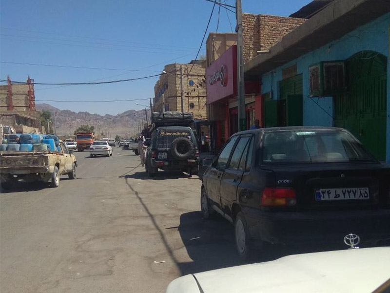 Overlander-Fahrzeug in der iranischen Grenzstadt Mirjaveh